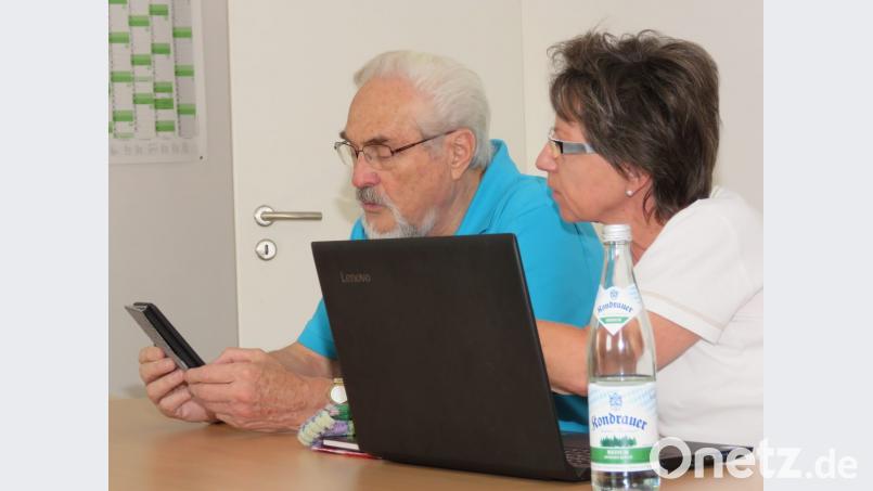 Anton Zahn und Gabi Lang probieren gemeinsam aus, was ihnen gezeigt wurde. Bild: ubb