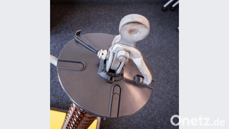 Diese Schutzvorrichtung für Isolatoren verhindert die Verschmutzung und reduziert die ungeliebten Spannungsschwankungen um 70 Prozent. Bild: exb