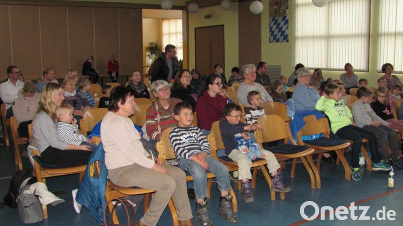 Die Kinder haben Spaß beim Kasperltheater und fiebern mit, bis alles wieder gut ist. Bild: sei