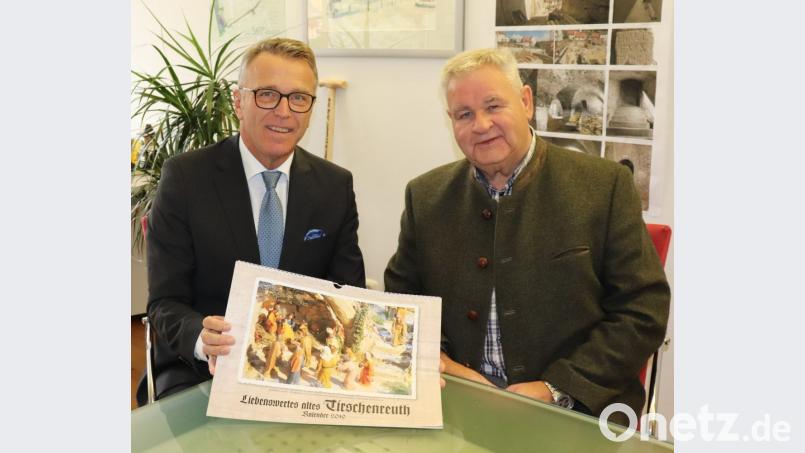 Bürgermeister Franz Stahl (links) ist nicht nur ein Kenner der modernen Kreisstadt, sondern interessiert sich auch sehr für Historisches. Stadtheimatpfleger Eberhard Polland (rechts) weiß dies und stellt sein neuestes Werk deshalb immer zuerst dem Stadtoberhaupt vor. Bild: heb