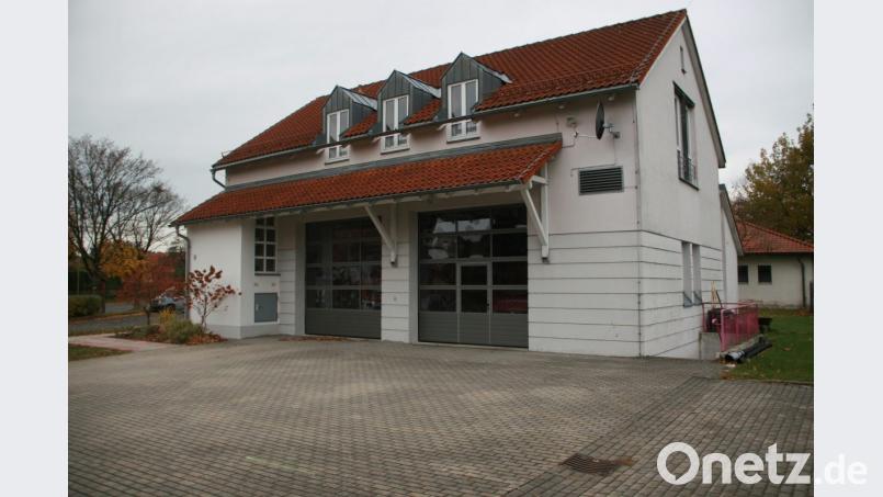 Die künftige Pflege und Wartung der neuen Sektionaltore am Krummennaaber Feuerwehrhaus übernimmt eine Fachfirma aus der Nachbarstadt Erbendorf. Bild: wro