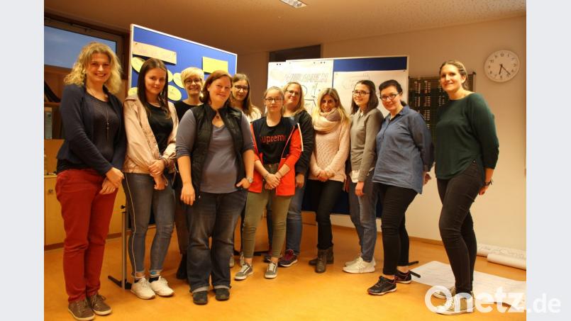 Die Teilnehmerinnen der Schulung mit Referentin Johanna Meier (rechts) und Koordinatorin des Netzwerks Inklusion Christina Ponader (vorne, vierte von links) Bild: exb