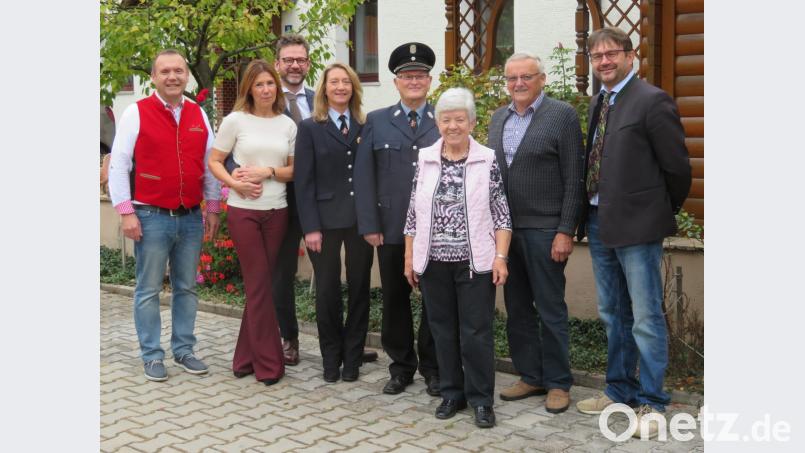 Zum 75. Geburtstag darf Brigitte Dollhopf (Dritte von rechts) viele Hände schütteln. Zu den Gratulanten zählen von links: Die Söhne Robert und Markus Dollhopf mit Lebensgefährtin, Evi Sloot von der Damenfeuerwehr, Feuerwehrvorsitzender Wolfgang Ciesielski, Brigitte Dollhopf, Ehemann Gerhard Dollhopf und Bürgermeister Wolfgang Haberberger. Bild: ow