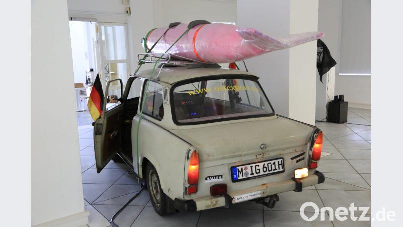 Der "Exportweltweltmeister": Mit diesem Trabi samt aufmontierter, rosa Abwurfrakete war Christian Schnurer 2015 mit seiner Aktion "Ostexport" von München nach Kiew, Bratislava und Budapest unterwegs, um Fragen zu Nationalismus, Imperialismus und Freiheitsliebe aufzuwerfen. Bild: Gerhard Götz