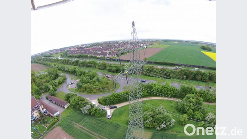 Moderne Maschinen mögen kurzzeitige Spannungsschwankungen gar nicht. Diese verhindert nun zuverlässig der Tauber-Teller auf Hochspannungsmasten. Bild: exb