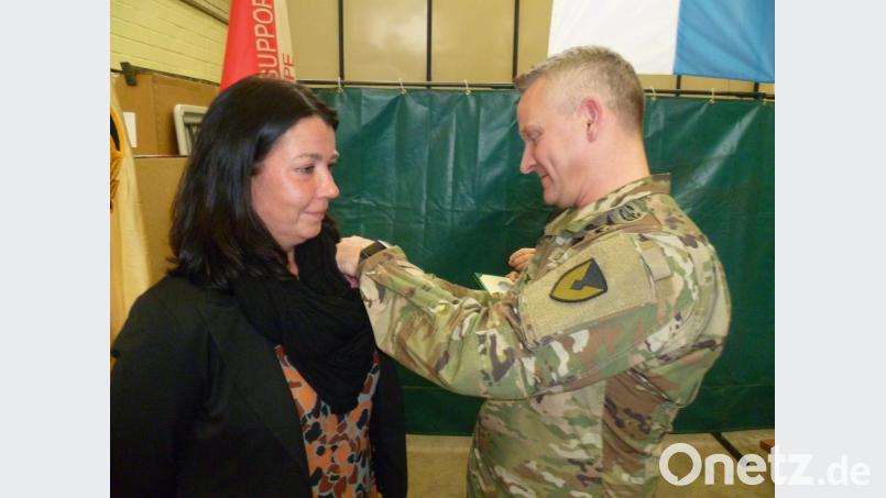 Oberst Morris nutzte das Jubiläum, um Direktorin Stephanie Krämer für 20jährige Dienstzeit das Ehrenzeichen des 405. Army Einsatzunterstützungsbrigade zu verleihen. Bild: usc