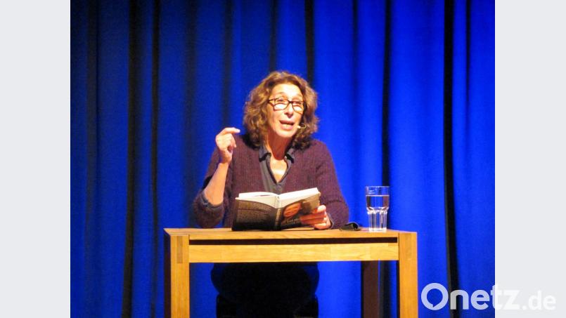 Mit Schmäh und jeder Menge Humor präsentierte Schauspielerin Adele Neuhauser ihre Autobiografie in Sulzbach-Rosenberg. Bild: aks