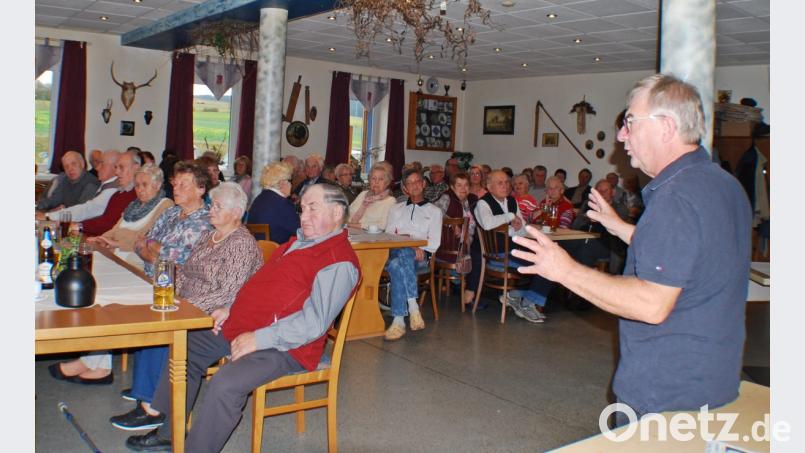 Beim Seniorennachmittag im Gasthof „Zum Tillenblick“ hielt Dr. Wolfgang Fortelny aus Waldassen einen Vortrag zum Thema „Erste Hilfe bei Herzinfarkt und Schlaganfall“. Bild: enz