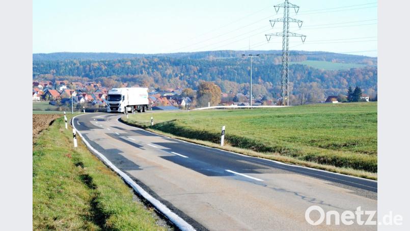 Weil ein Grundstückbesitzer nicht verkaufen will, ist für den Ausbau der Staatsstraße 2399 zwischen Lintach und Raigering nun ein zeitaufwendiges Planfeststellungsverfahren notwendig. Bild: sche