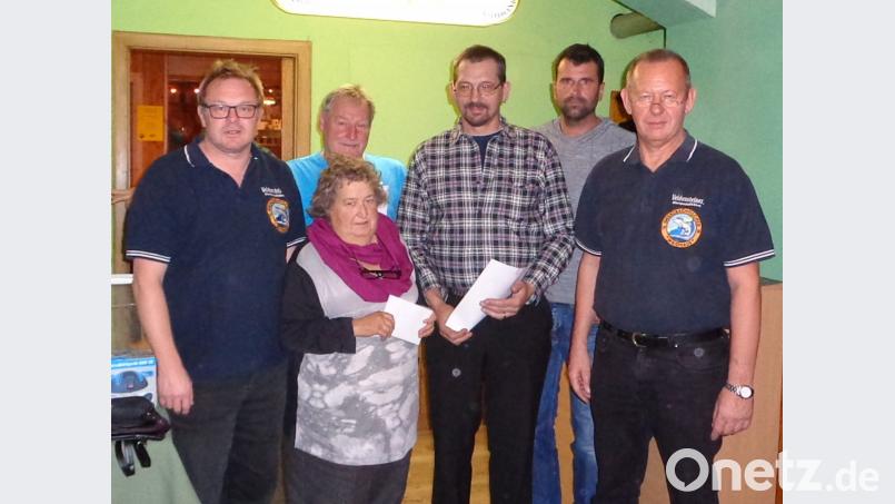 Vorsitzender Wolfgang Müllner und Kassier Martin Binder (von rechts) überreichen mit zweitem Vorstand Thomas Grötsch die wertvollsten Preise an Eva Kamm, Reinhard Hübner und Hans Mühlbauer (von links). Bild: fjo