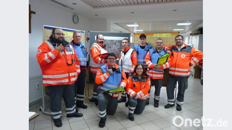 Die frisch ausgebildeten Gruppenführer Sanitätsdienst mit ihrem Ausbilder Wolfgang Rosner (rechts). Bild: flm