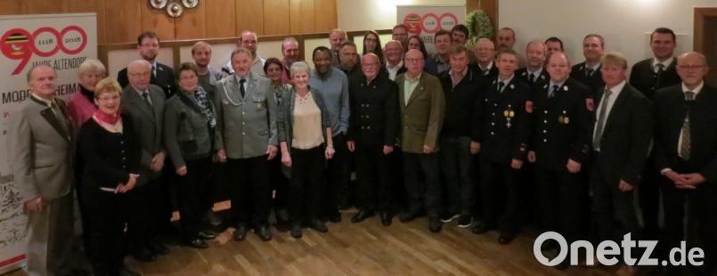 An 38 verdiente Frauen und Männer überreichten Landrat Thomas Ebeling (Zweiter von rechts) und die Bürgermeister Georg Köppl (rechts) und Markus Schiesl (Dritter von rechts) die Ehrenamtskarten. Dazu gratulierte auch Pfarrer Cyprian Anyanwu (Mitte). Bild: tja
