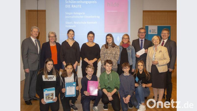 Das Siegerteam der Schülerzeitung „hilde“ mit Ministerialdirektor Herbert Püls (links), Juryvorsitzender Stefanie von Winning (stehend, Zweite von links) und Stiftungsvorsitzender Prof. Ursula Männle (Zweite von rechts). Mit Betreuungslehrerin Andrea Bauernschmitt (hinten, Vierte von links) und Lehrerin Beate Seitz (stehend, Vierte von rechts) freuen sich auch Kemnaths Bürgermeister Werner Nickl (stehend, Dritter von rechts) und Schulleiter German Helgert (rechts). Bild: exb