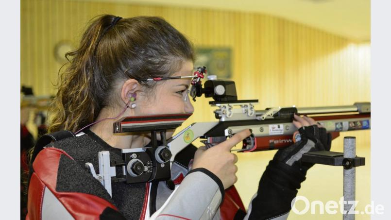 Simona Bachmayer zeigte in Plattling mit 388 und 390 Ringen eine starke Leistung und steuerte so zwei wichtige Einzelpunkte zu den Mannschaftserfolgen von Hubertus Kastl bei. Bild: rwo