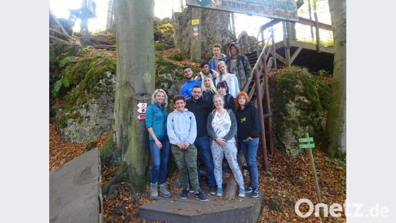 Die Schülergruppe vor dem Abenteuerwald in Betzenstein Bild: wrm
