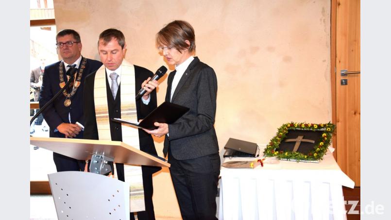 Den kirchlichen Segen zum Abschluss der Bauarbeiten erbaten Pfarrerin Birgit Schwalbe-Eberius und Pfarrer Werner Sulzer für das Schlossstadl-Projekt in Schmidmühlen Bild: bö