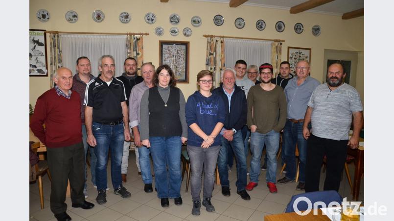 Zuchtwart Theo Grötsch (links) ist zugleich neuer Vereinsmeister, ebenso wie Stefan Stauber (Zweiter von links) und Patricia Ertl (Mitte). Die beiden Vereinsvorsitzenden, Alfred Sauer und Ewald Zetzl (von rechts) mussten sich mit Vizetiteln begnügen. Bild: fjo