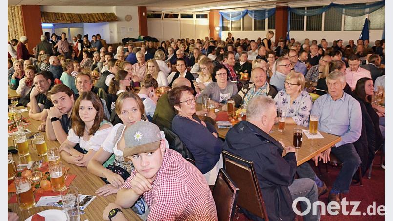 Dicht gedrängt sitzen die Blasmusikfans in der Heberbräuhalle: Der Böhmische Abend mit der Blaskapelle Kirchenthumbach, der Gruppe „Fexer“ und dem Ensemble „Die heiße 7“ ist ein Publikumsmagnet. Und die Zuhörer werden aufs Beste unterhalten. Bild: ü