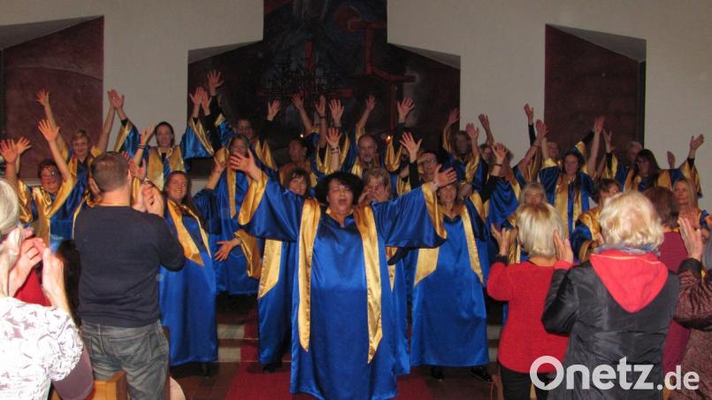 Beim Tanz Shabach waren alle Konzertbesucher auf den Beinen und machten begeistert mit. Bild: sei