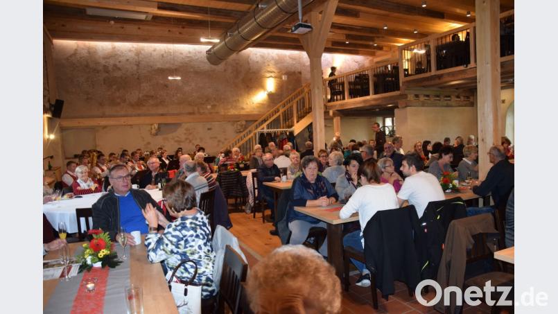 Hervorragend angenommen wurden von der Bevölkerung nicht nur Kaffee, Kuchen und die Unterhaltungsmusik der Blaskapelle St. Ägidius sondern auch die Führungen durch den historischen Schlossstadl. Bild: bö