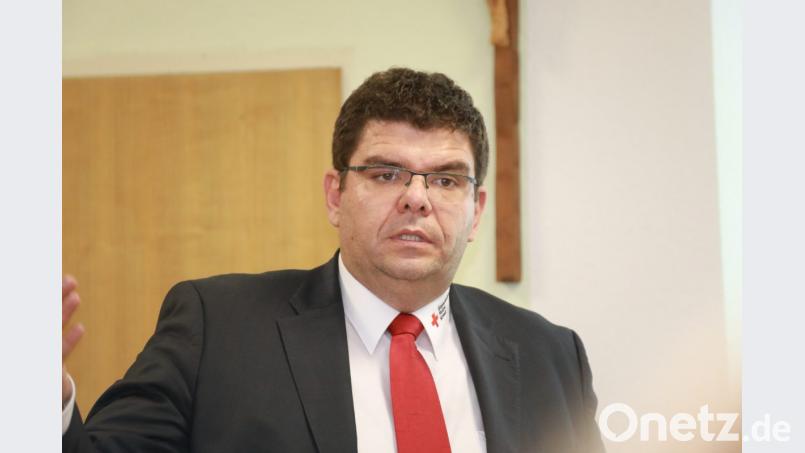 Über die Tagespflege im allgemeinen und über die geplante Tagespflegeeinrichtung referiert BRK-Kreisgeschäftsführer Holger Schedl beim Vortragsabend der Arbeitsgemeinschaft sozialdemokratischer Frauen (AsF) im Kolpinghaus. Bild: njn