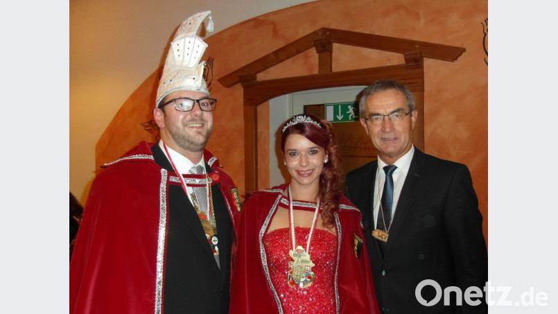 Bis Samstag ist das Prinzenpaar Volker I. und Sarah I. (im Bild mit Bürgermeister Werner Nickl) noch im Amt. Wer die neuen Regenten sind, bleibt bis dahin Verschlusssache. Bild: hl