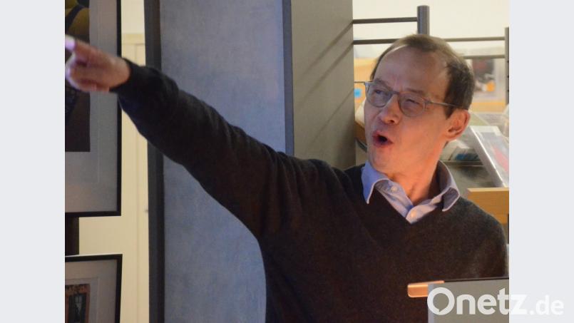 Wieder eine Todesanzeige zum Schmunzeln entdeckt: Matthias Nöllke in seinem Element. Bild: Kunz