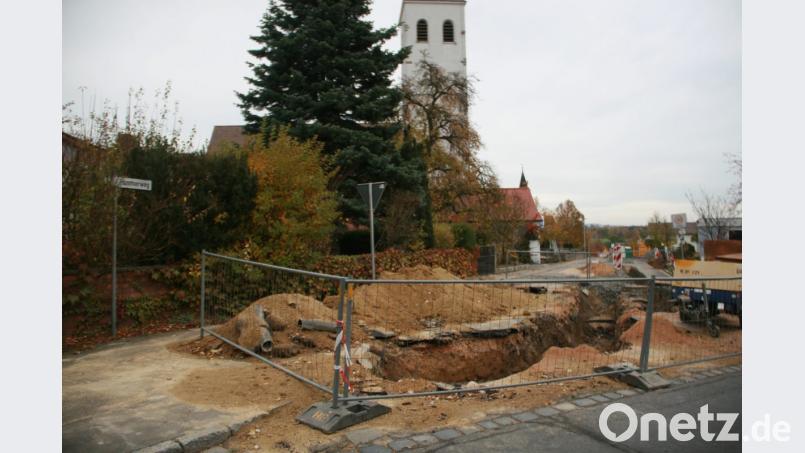 An die Sicherheit an der Baustelle am Thumsenreuther Hammerweg erinnert FW Marktrat Herbert Mattes. Bild: wro