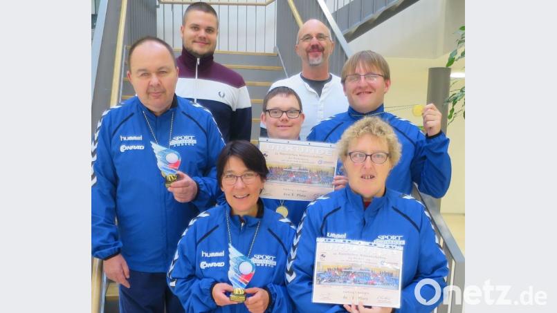So sehen Sieger aus: Sieglinde Mutzbauer und Elke Buchholz (vorne, von links), Manfred Müller, Michael Fruntke und Daniel Hartmann (dahinter, von links) sowie Betreuer Julian Scherr und Betreuer Harald Fendl (hinten, von links) Bild: exb