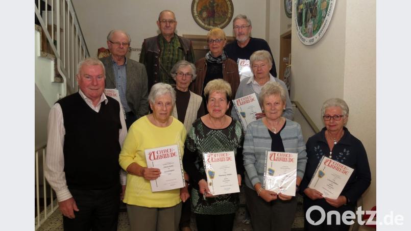 Der Postsportverein mit Vorsitzendem Karl Zuber (vorne, links) ehrt langjährige Mitglieder, besonders jedoch Christa Koller (vorne, Zweite von links), die neues Ehrenmitglied des Vereins ist. Bild: Dobmeier