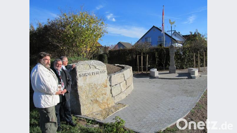 Vom Künstler Engelbert Süß (links) stammt der Entwurf für das Umfeld, das dieses Denkmal an der Einfahrt nach Pfreimd richtig zur Geltung bringen soll. Bild: bl