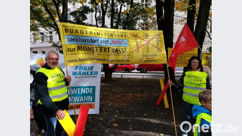 Mit Hans Schmid (links) und Annke Gräbner (rechts) nehmen auch Vertreter der Bürgerinitiative Speichersdorf an der Kundgebung gegen die Süd-Ost-Trasse der Staatskanzlei teil. Bild: br