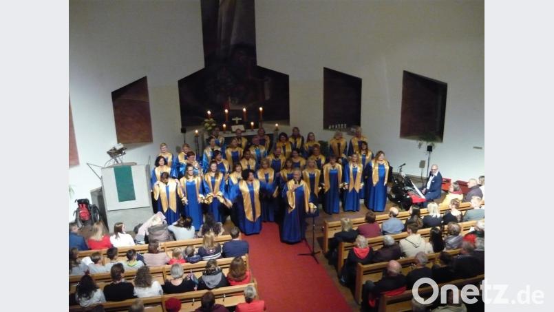 Die Leitung des Konzertes hatte Remona Fink, durch das Programm führte Pfarrer Dominic Naujoks, am Keyboard glänzte Max Braun. Bild: sei
