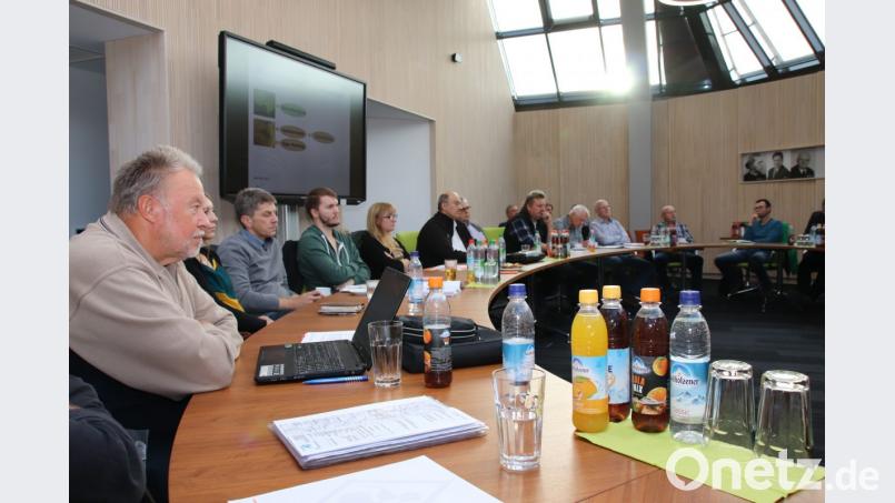 Das sogenannte Umsetzungskonzept für die Schwarzach wurde im neuen Sitzungssaal des Schwarzenfelder Rathauses vorgestellt. Bild: Thomas Dobler