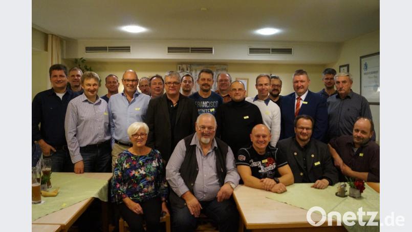 Viel zu erzählen haben sich die 19 ehemaligen Realschüler der Abschlussklasse 1983 und die drei ebenfalls gekommenen früheren Lehrkräfte beim ersten Klassentreffen nach 35 Jahren in Schirmitz. Bild: du