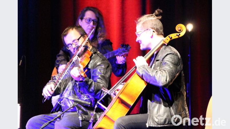 Ein herzhaftes "Hatschi" sorgt für unbekümmerte Stimmung, stört den musikalischen Fluss der einfühlsamen Klänge von "Sound of Silence" jedoch nicht. Bild: Dagmar Williamson