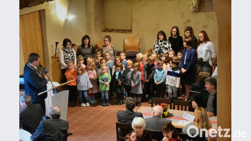 Mit einem Festakt wurde der sanierte Schlossstadl seiner Bestimmung im Beisein viele Gäste und Vereinsabordnungen übergeben - darunter auch die Kindergartenkinder von St. Georg, die mit ihren Liedern die Feier eröffneten. Bild: bö
