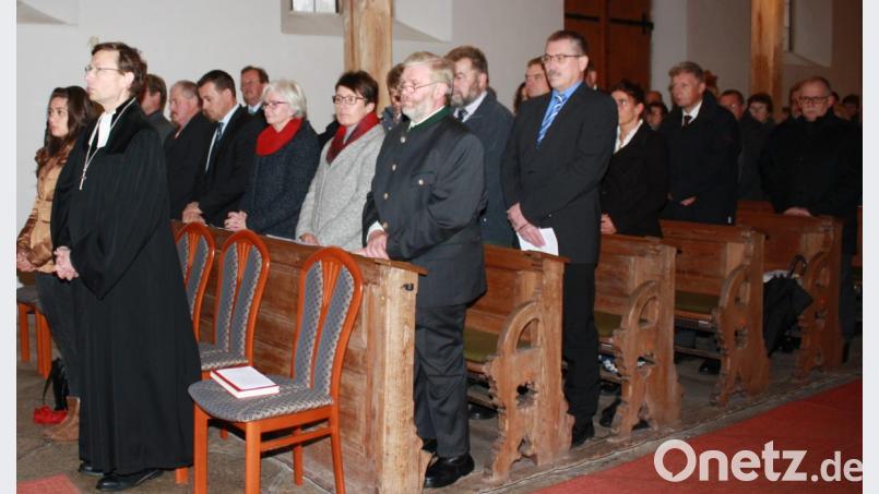 Verabschiedung Pfarrer Michael Kelinske: Dekan Dr. Wenrich Slenczka und Gläubige rechte Seite in der Kirche. Bild: lk