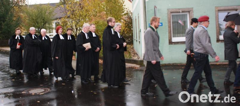 Verabschiedung Pfarrer Michael Kelinske: Pfarrern beim Kirchenzug vom Gemeindehaus zur Kirche. Bild: lk