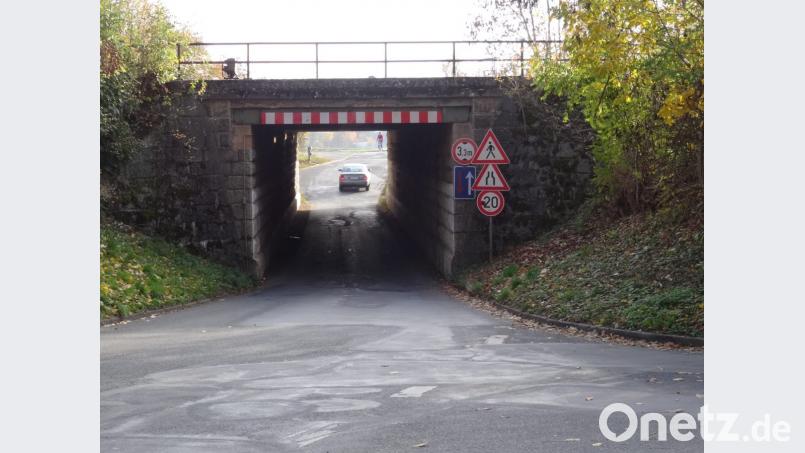 Die Deutsche Bahn Netz AG steigt in die Neuplanung der marode Bahnbrücke in der Ganghofer Straße ein. Drei Vorschläge liegen dafür dem Gemeinderat vor. Dieser stimmt für die Variante, die ein breiteres Bauwerk mit Gehweg vorsieht. Bild: ak