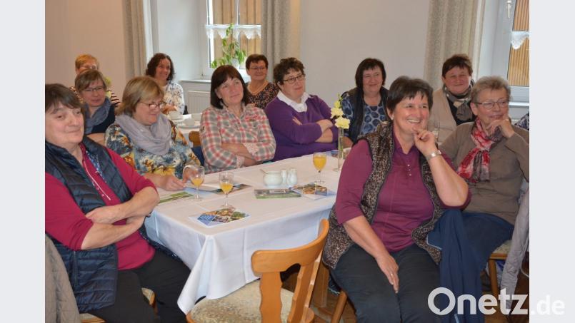 Rund 60 Ortsbäuerinnen aus dem gesamten Landkreis waren zum gemeinsamen Ortsbäuerinnen-Frühstück nach Konnersreuth gekommen. Nach dem gemeinsamen Frühstück lauschten sie dem Vortrag. Bild: jr
