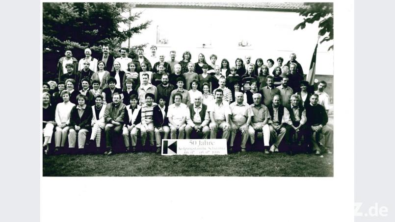 Drei Tage lang feiert die Kolpingsfamilie Schirmitz im Juli 1998 das 50. Gründungsfest. Damals wie heute steht Vorsitzender Josef Ziegler (vorne sitzend, Sechster von rechts) an der Spitze der engagierten Gemeinschaft. Bild: du