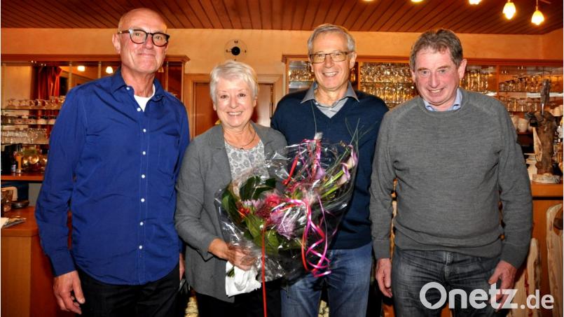 In der Tennisbateilung Tännesberg weiß jedes Mitglied, welch außergewöhnliche Leistungen Jochen Calame (Zweiter von rechts) in fast 40 Jahren für den weißem Sport erbracht hat. Sein Nachfolger Rainer Stangl (links) überreicht mit seinem Stellvertreter Rudi Tröster (rechts) Beate Calame (Zweite von links) zum Dank einen Blumenstrauß und ihrem Mann Jochen jeweils einen Gutschein für internationale Tennisturniere in München und Nürnberg. Bild: es