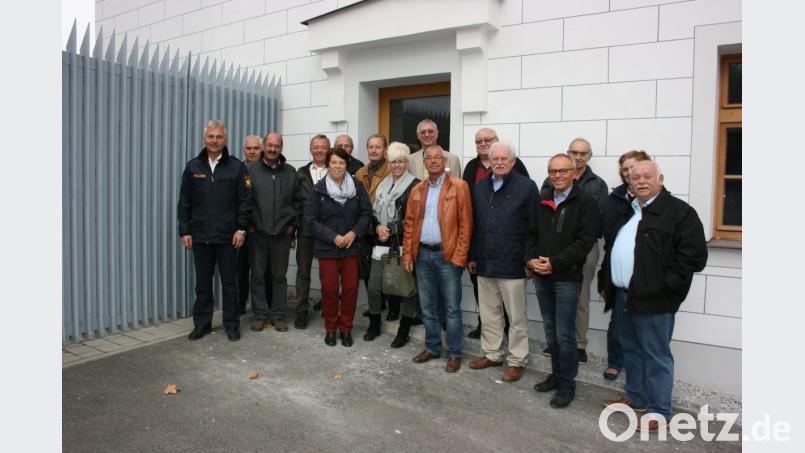 Neugierig sehen sich die Pensionisten und Ruheständler der Polizeiinspektion auf Einladung von Erstem Polizeihauptkommissar Werner Stopfer (links) in der Alten Fronfeste um. Das Gebäude, das derzeit saniert wird, wird künftig ebenfalls von den Beamten genutzt. Bild: exb