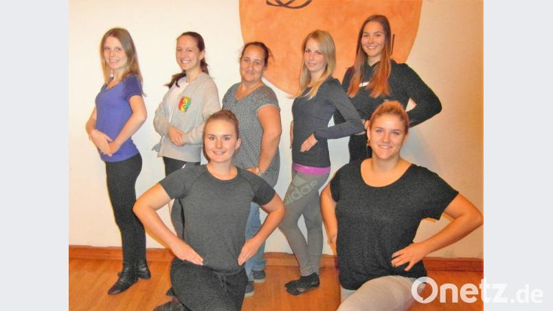 Trainerin Michaela Ernstberger (hinten, Mitte) bereitet die Prinzengarde (auf dem Foto ist ein Teil der Mädchen abgebildet) auf ihre Auftritte vor. Bild: hl