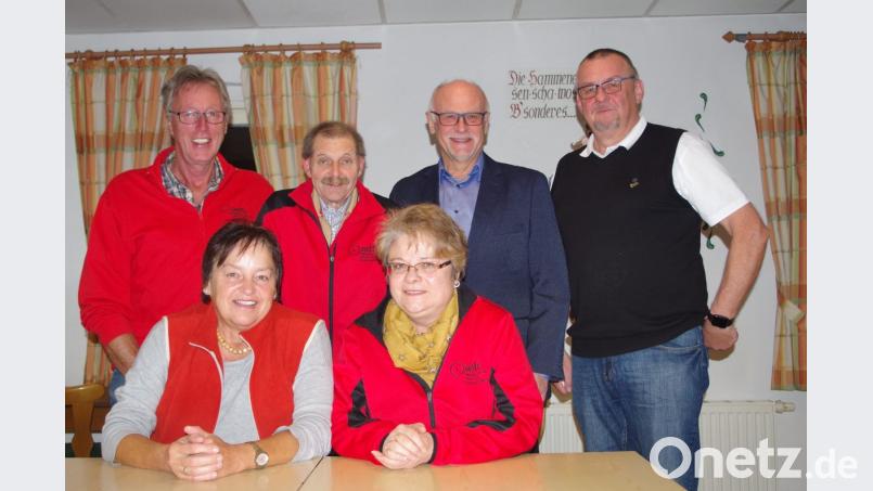 Neuwahlen standen beim ADFC Wunsiedel an. Im Bild (sitzend, von links) Karin Gottfried und Birgit Heinrich sowie (stehend, von links) Klaus Gottfried, Vorsitzender Harald Heinrich, Manfred Söllner und Helmut Walter. Bild: abi