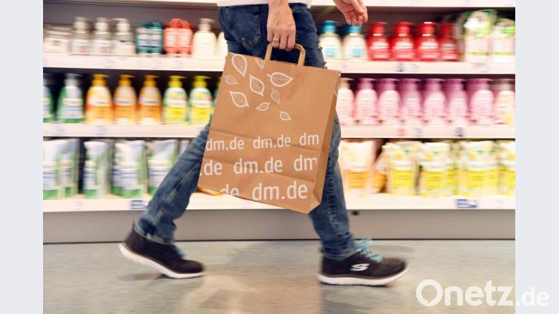 Eine Person geht in einer Filiale der Drogeriemarktkette DM mit einer dm Tasche durch das Geschäft. Am 18.Oktober 2018 findet die Jahres-Pressekonferenz des Drogeriekonzerns statt. Bild: Uli Deck/dpa