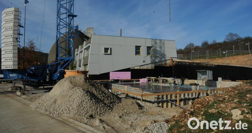 Aktuell laufen die an die Firma Staufer in Rieden vergebenen Bauarbeiten zur Erweiterung des Betriebsgebäudes. Bild: gfr