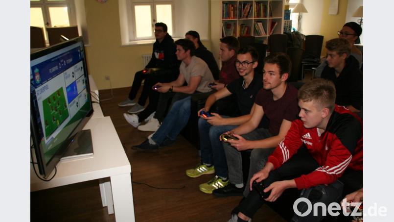 Hoch konzentriert gingen die Teilnehmer ins Fifa-Turnier im alten Rathaus. Eine Neuauflage ist geplant. Bild: fpoz