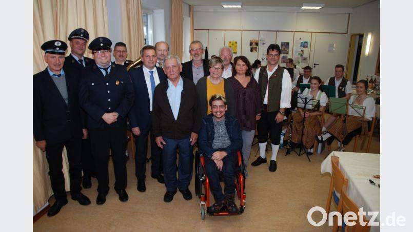 Alfred Sippl (Mitte) freut sich zusammen mit Gattin Inge und der Familie über die Glückwünsche von Bürgermeister Norbert Eckl (links daneben) mit Stellvertreter Robert Hechtl sowie über die Vereinsabordnungen und ein Ständchen der Blaskapelle Teunz. Bild: Portner